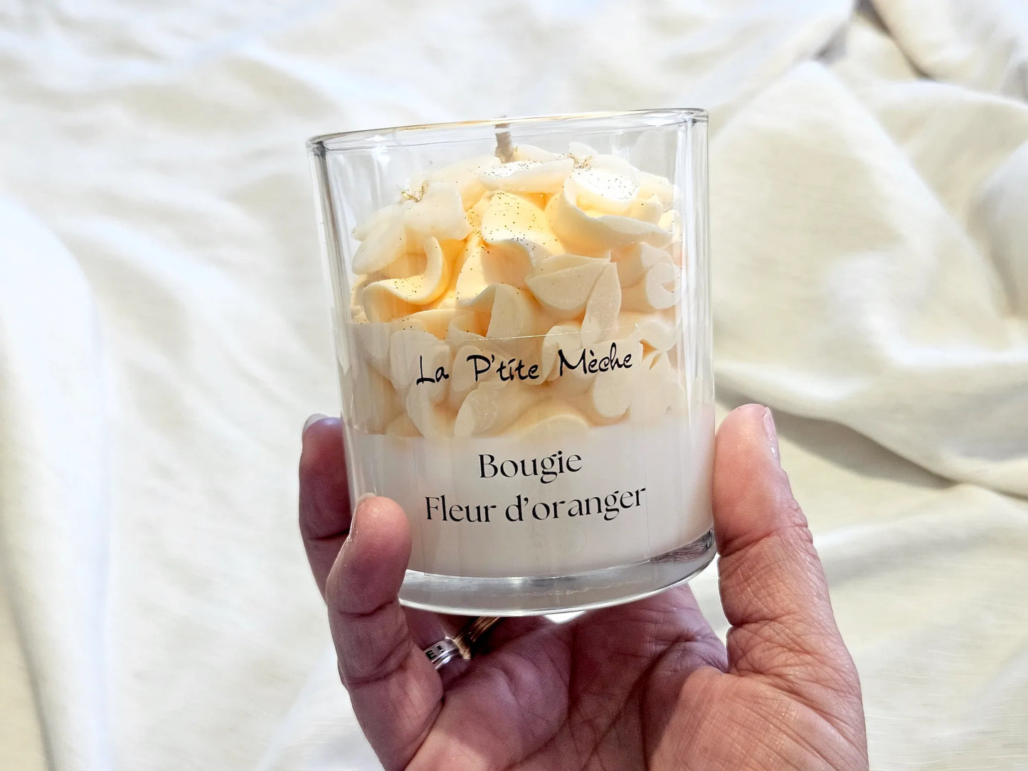 Grande bougie de luxe Fleur d'Oranger en main, artisan cirier de France, format généreux 190g.