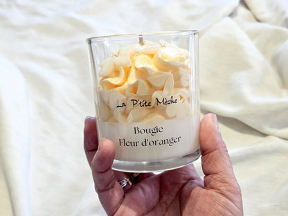 Grande bougie de luxe Fleur d'Oranger en main, artisan cirier de France, format généreux 190g.