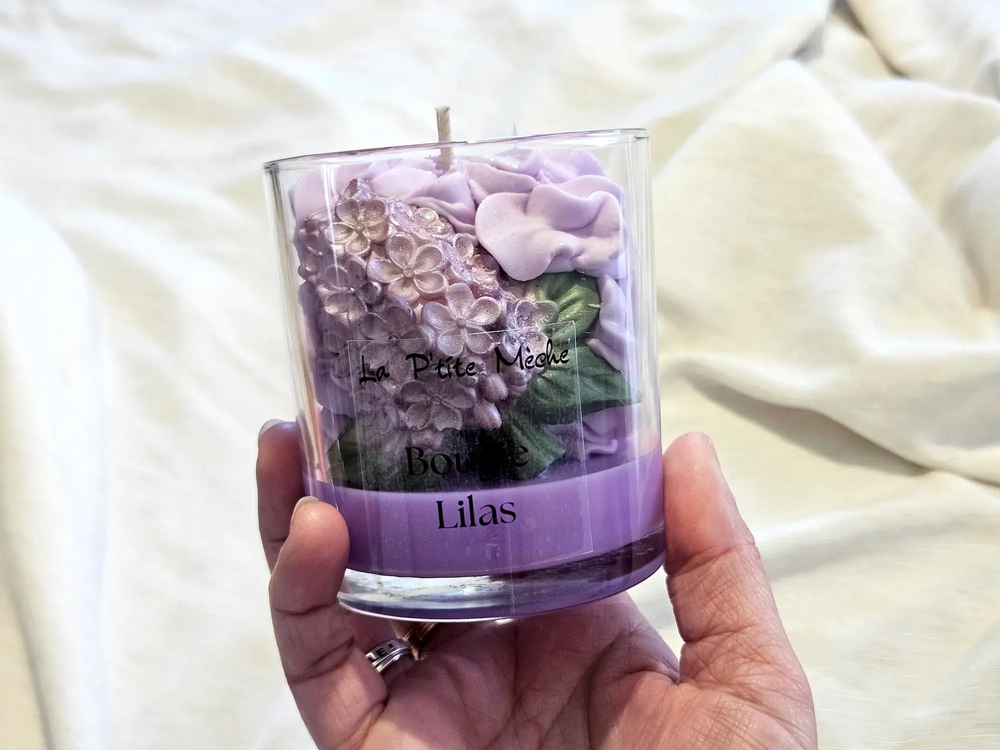 Grande bougie artisanale de luxe parfumée au Lilas, colorants Bekro et cire végétale.