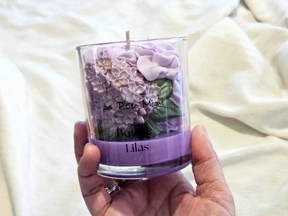 Grande bougie artisanale de luxe parfumée au Lilas, colorants Bekro et cire végétale.
