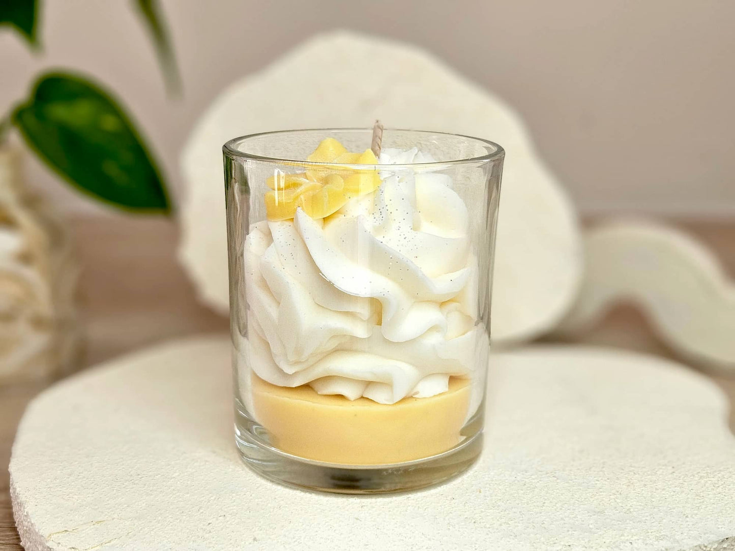 Vue arrière d'une bougie vanille 190g, montrant la base de cire de soja couleur crème et la générosité de la chantilly fouettée.