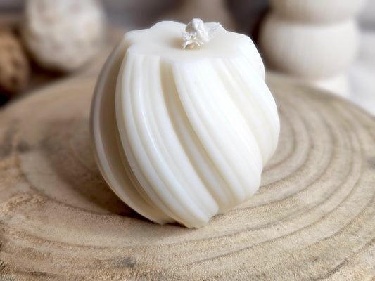 Bougie Aura - Boule Sculptée avec Vrilles, une bougie moulée au design unique avec des vrilles sculptées montant vers le haut. Disponible en 4 parfums : Ambre, Amor Mio, Fleur de Coton et Vanille Gourmande, cette bougie offre une ambiance chaleureuse et parfumée qui ajoutera une touche d'élégance à votre intérieur. | La P'tite Mèche - Laptitemeche.com