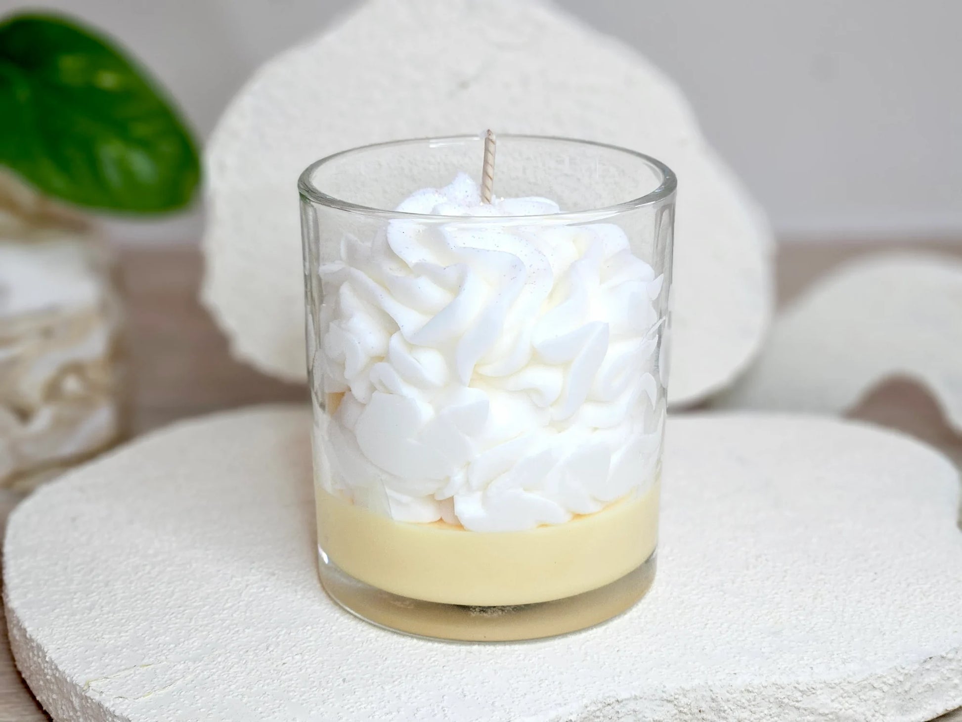 Vue arrière de la bougie gourmande banane montrant le dôme généreux de cire fouettée et le contenant en verre transparent.