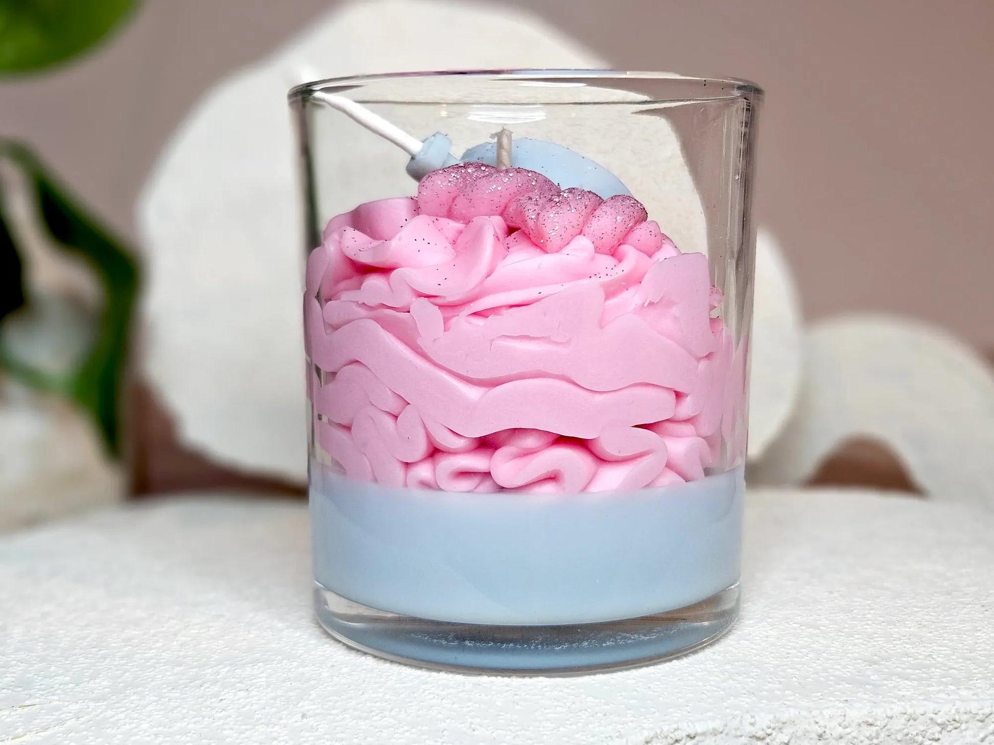 Vue arrière de la bougie Barbe à Papa montrant le contraste entre la base bleue et la chantilly de cire rose aérienne