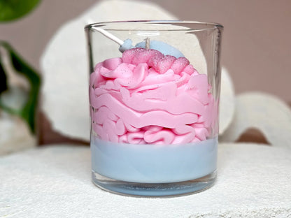 Vue arrière de la bougie Barbe à Papa montrant le contraste entre la base bleue et la chantilly de cire rose aérienne