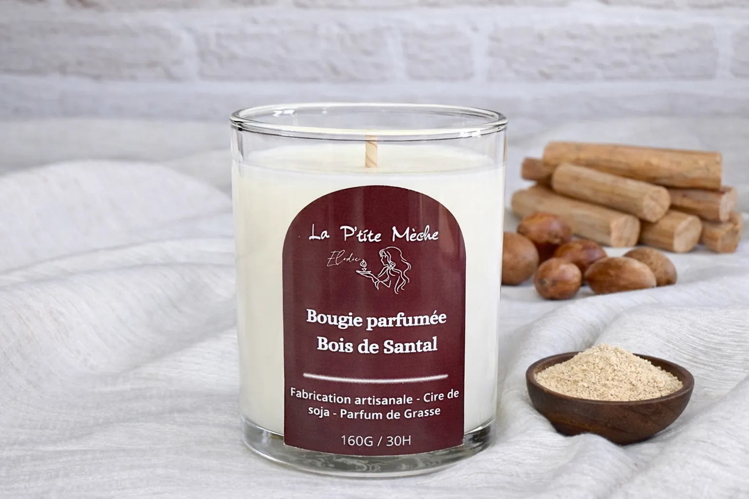 Bougie artisanale Bois de Santal La P'tite Mèche, parfum de Grasse boisé et chaleureux, cire de soja, décor avec bâtons de santal