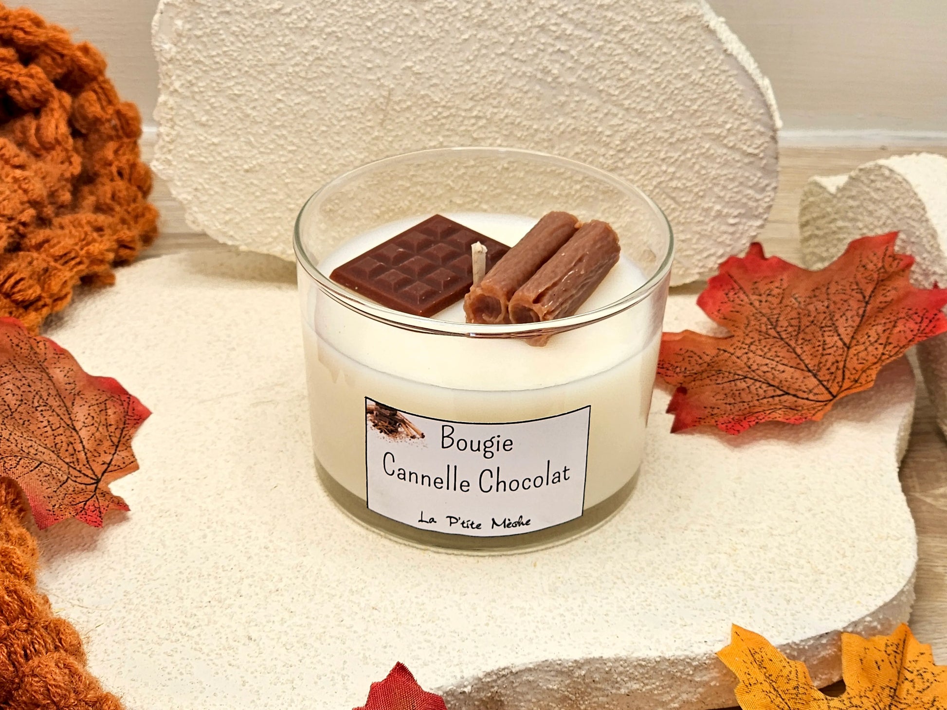 Bougie Cannelle Chocolat – Vue 3/4 haut montrant la cire artisanale et le parfum épicé chocolat-cannelle