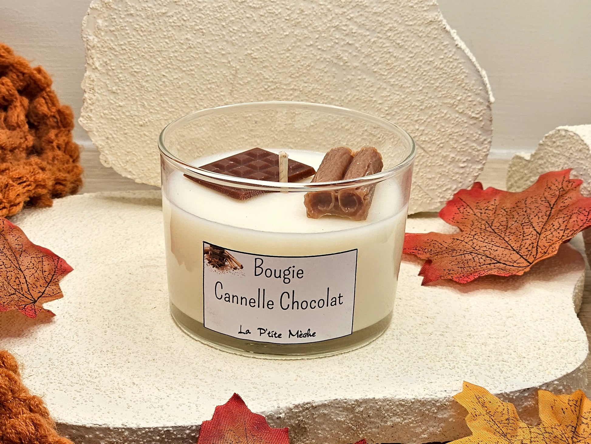 Bougie parfumée artisanale Cannelle Chocolat – Vue de face avec cire blanche et décor gourmand chocolat-cannelle