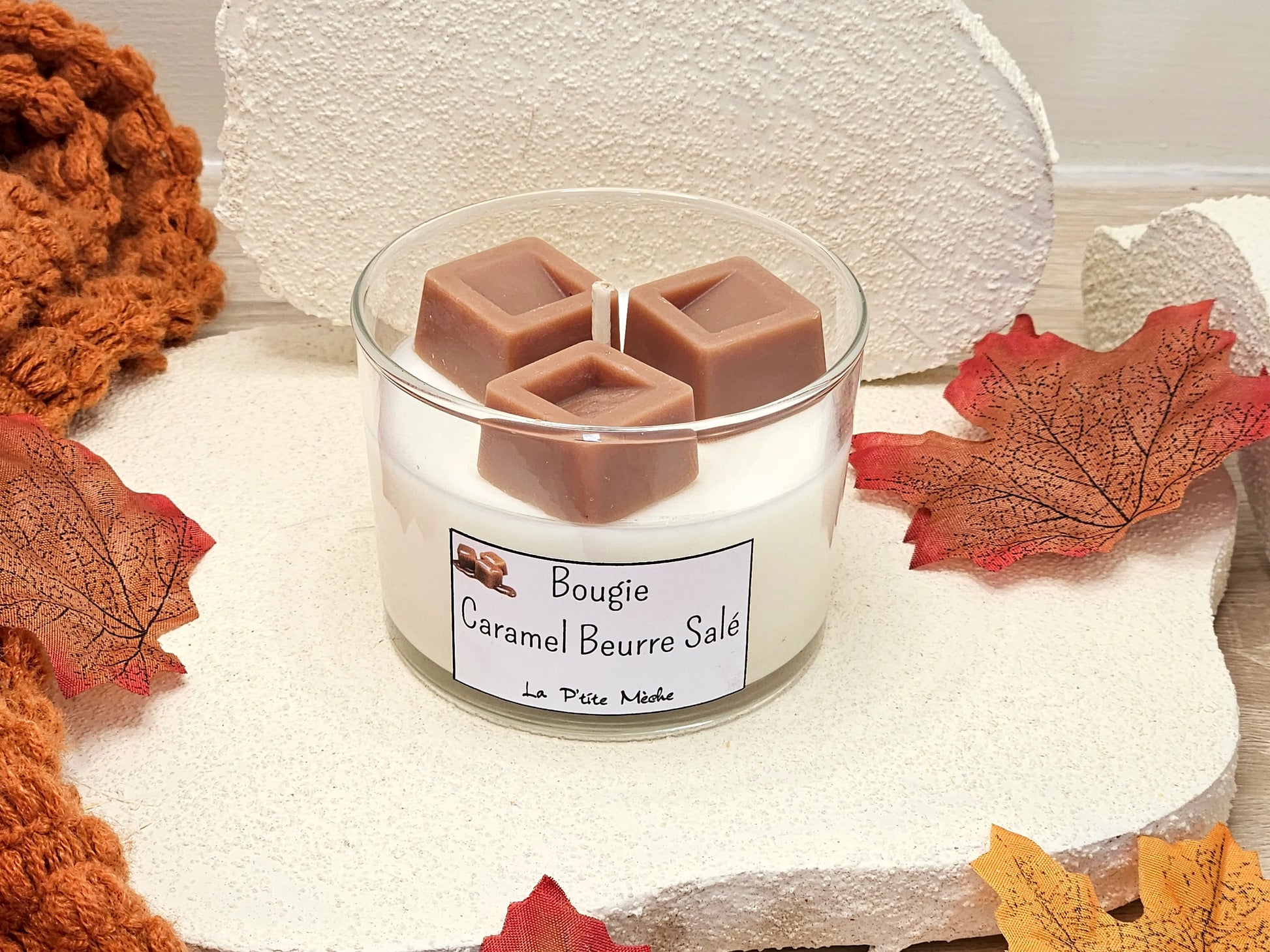 Bougie Caramel Beurre Salé – Vue 3/4 haut montrant la cire artisanale et le parfum gourmand
