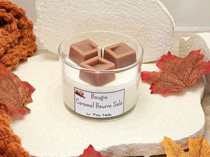 Bougie Caramel Beurre Salé – Vue 3/4 haut montrant la cire artisanale et le parfum gourmand