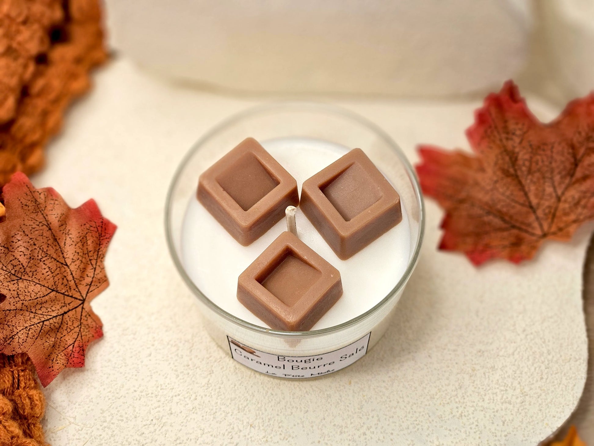 Bougie Caramel Beurre Salé vue du dessus – détails de la cire blanche et décorations gourmandes