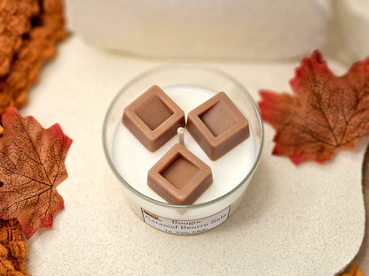 Bougie Caramel Beurre Salé vue du dessus – détails de la cire blanche et décorations gourmandes
