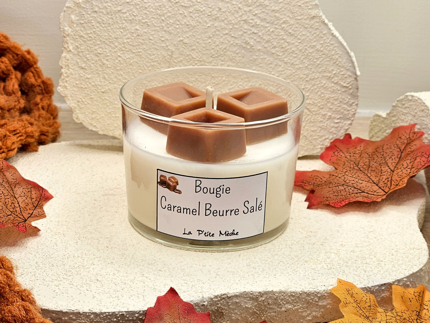 Bougie parfumée artisanale Caramel Beurre Salé – Vue de face avec cire blanche et décor gourmand caramel