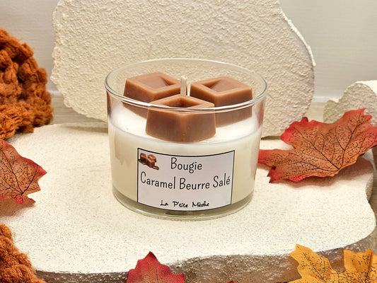 Bougie parfumée artisanale Caramel Beurre Salé – Vue de face avec cire blanche et décor gourmand caramel