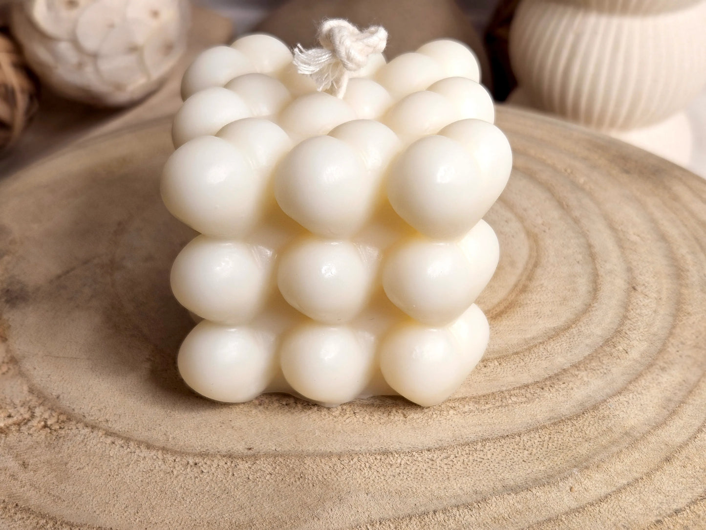 Bougie Carré d'Amour - Cube en Cœurs Sculptés, vue 3/4 haut, droit. Le design en cube, formé de petits cœurs sculptés, est disponible en 4 parfums : Ambre, Amor Mio, Fleur de Coton et Vanille Gourmande, parfait pour créer une atmosphère romantique et parfumée. | La P'tite Mèche - Laptitemeche.com