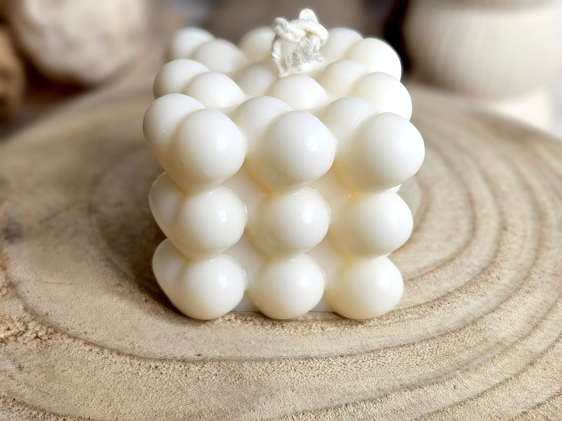 Bougie Carré d'Amour - Cube en Cœurs Sculptés, vue 3/4 haut, gauche. Cette bougie en forme de cube est composée de petits cœurs sculptés, disponibles en 4 parfums : Ambre, Amor Mio, Fleur de Coton et Vanille Gourmande. Un parfum délicat et une forme originale qui embellissent votre espace. | La P'tite Mèche - Laptitemeche.com