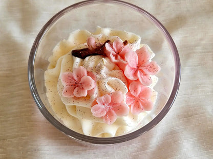 Vue plongeante 190g : fleurs de Sakura en cire d'olive sur une chantilly blanche aérienne.