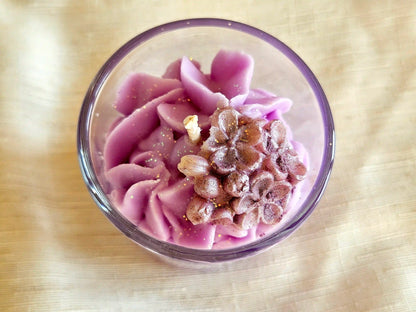 lilas-artisanale.jpg	Détail du dessus : chantilly mauve de cire de soja et fleurs de lilas sculptées à la main