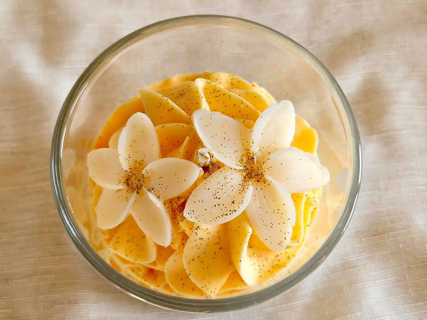 Vue plongeante 190g : décor floral en cire d'olive sur une chantilly colorée au Bekro orange.