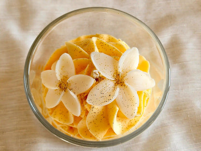 Vue plongeante 190g : décor floral en cire d'olive sur une chantilly colorée au Bekro orange.