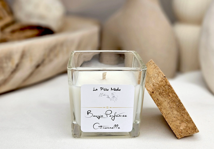 Détail de l'étiquette de la bougie artisanale Citronnelle La P'tite Mèche dans son pot en verre carré.