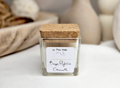 Bougie à la citronnelle refermée avec son bouchon en liège naturel pour préserver le parfum et protéger de la poussière.