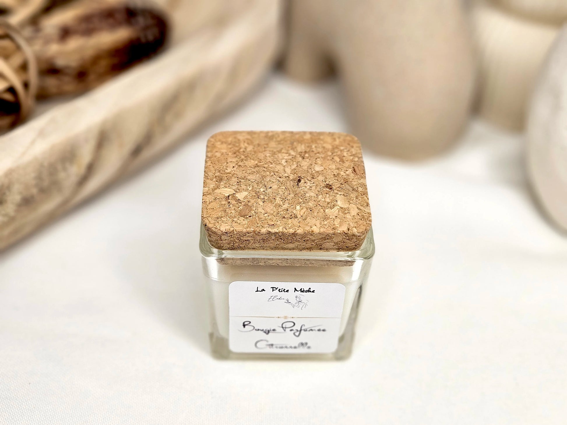 Bougie à la citronnelle La P'tite Mèche refermée avec son bouchon en liège naturel pour préserver le parfum.
