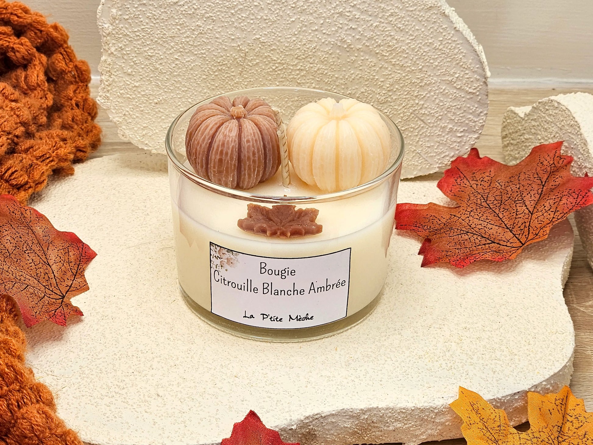 Bougie Citrouille Blanche Ambrée – Vue 3/4 haut montrant la cire artisanale et le parfum chaleureux