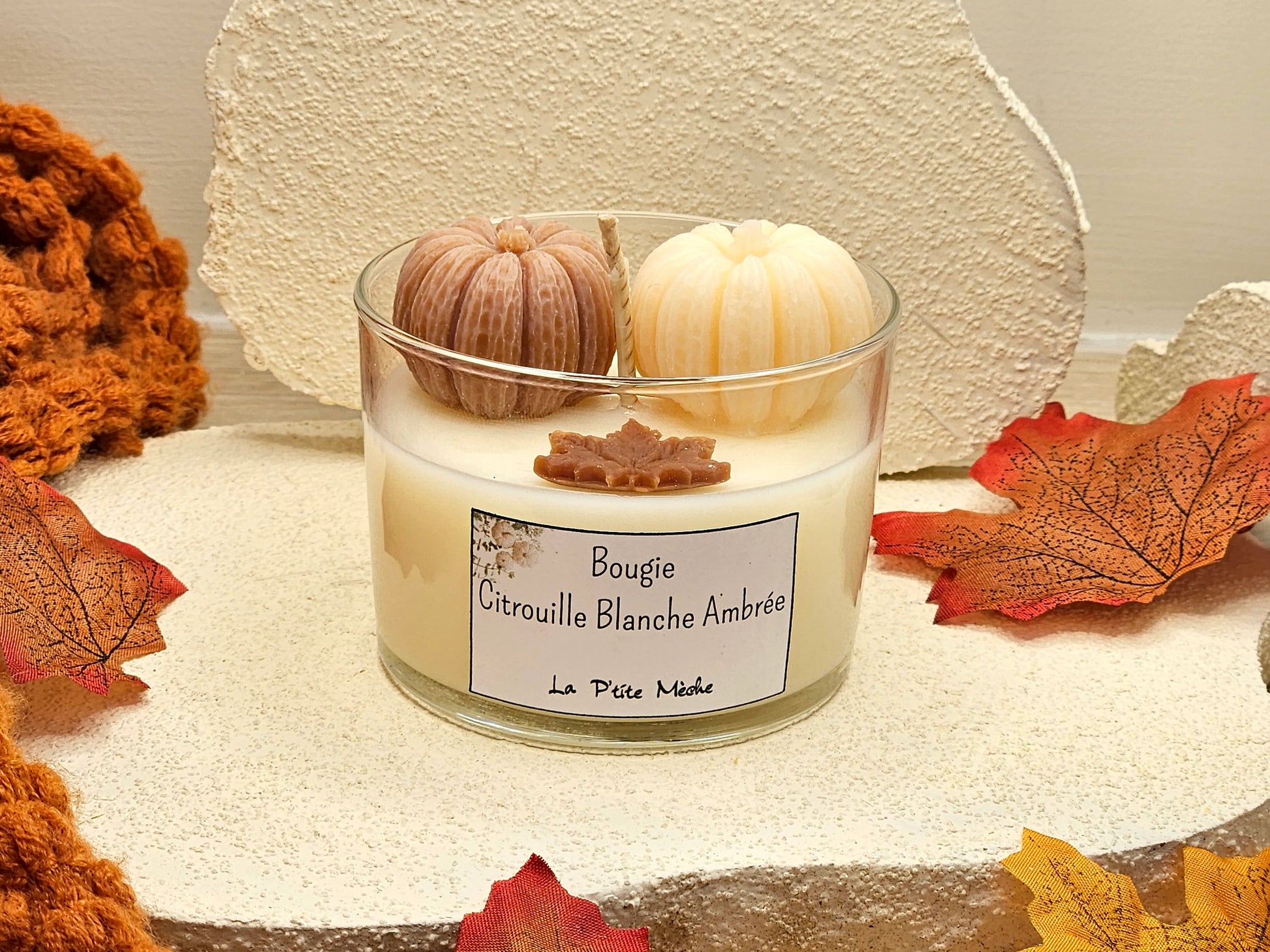 Bougie parfumée artisanale Citrouille Blanche Ambrée – Vue de face avec cire blanche et décor automnal