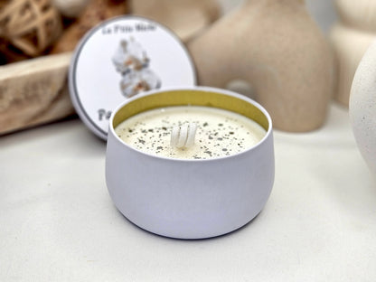 Bougie La Classique - Bougie Artisanale Naturelle parfum Orchidée Blanche, vue 3/4 face. Un parfum floral, élégant et apaisant d'orchidée blanche, parfait pour une ambiance calme et raffinée dans votre maison. | La P'tite Mèche - Laptitemeche.com