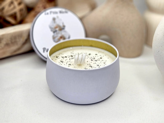 Bougie La Classique - Bougie Artisanale Naturelle parfum Orchidée Blanche, vue 3/4 face. Un parfum floral, élégant et apaisant d'orchidée blanche, parfait pour une ambiance calme et raffinée dans votre maison. | La P'tite Mèche - Laptitemeche.com