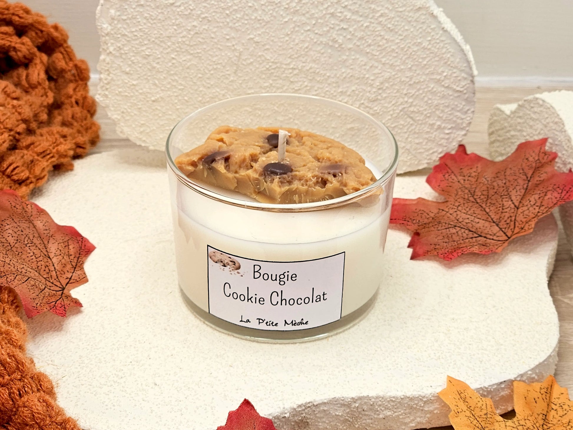 Bougie Cookie Chocolat – Vue 3/4 haut mettant en avant le décor gourmand et la cire blanche artisanale