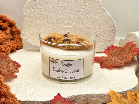 Bougie parfumée artisanale Cookie Chocolat – Vue de face avec décor gourmand chocolat et biscuit