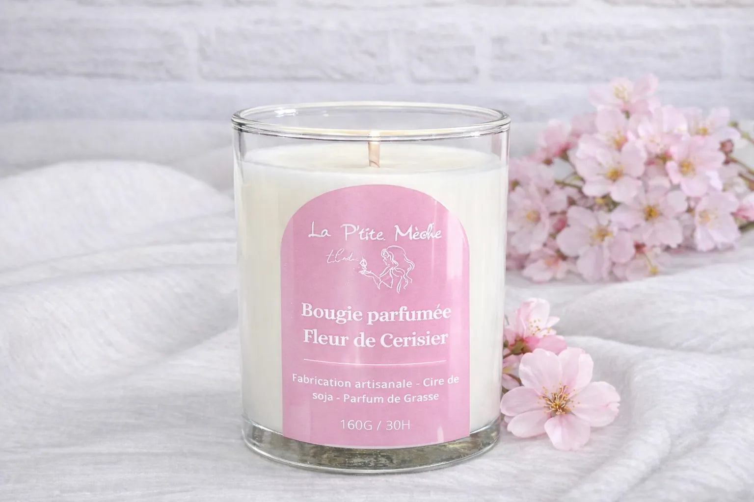 Bougie parfumée Fleur de Cerisier La P'tite Mèche, fabrication artisanale à la cire de soja et parfum de Grasse, décor fleurs roses