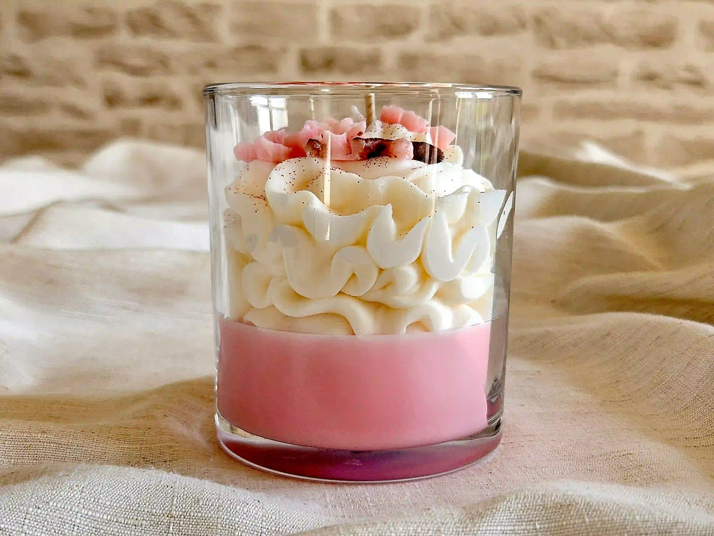 Vue de dos grande bougie Fleur de Sakura, mise en valeur de la cire végétale rose et du pot en verre.