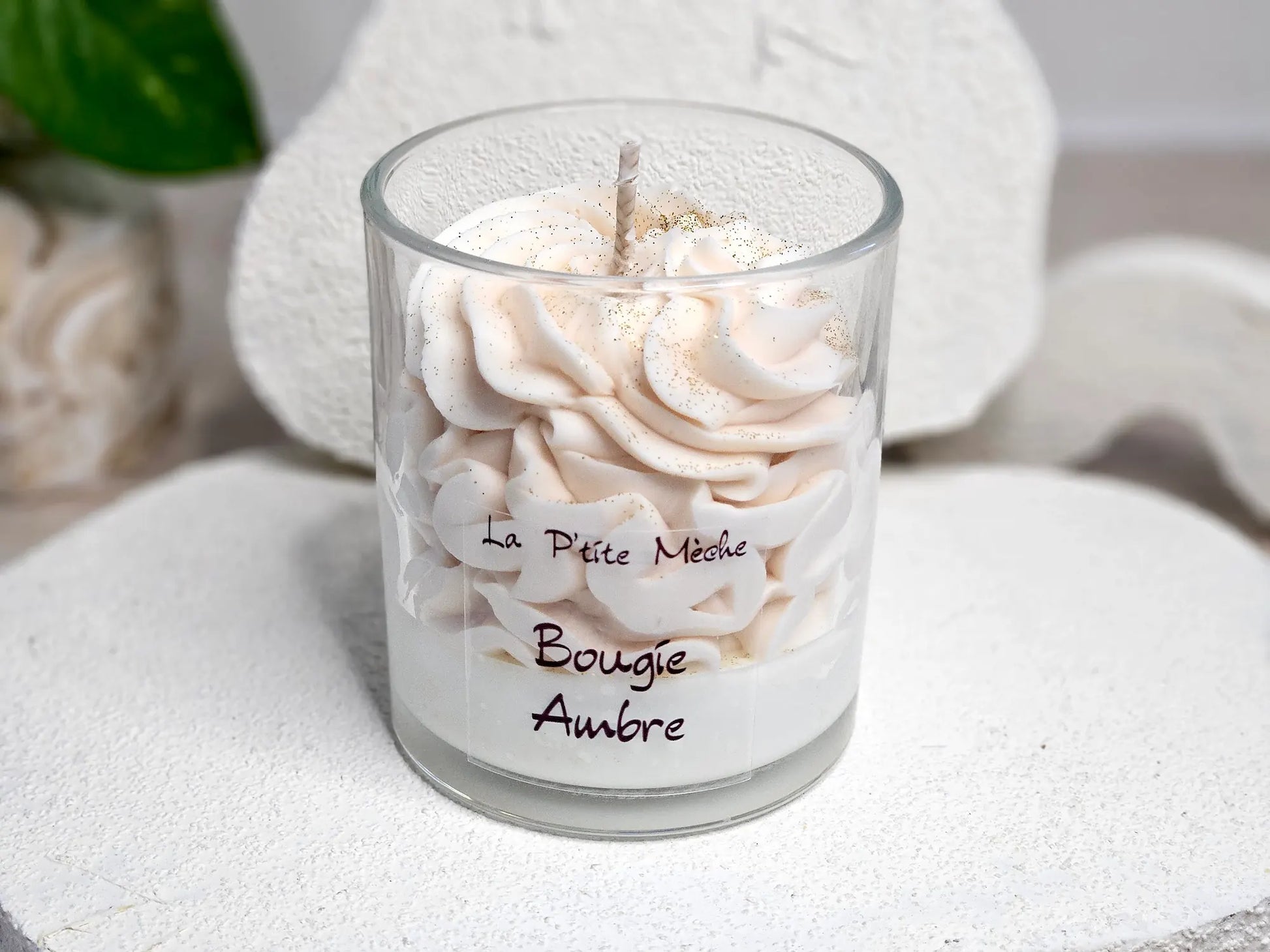 Grande bougie gourmande Ambre 190g, chantilly de cire crème parsemée de paillettes dorées, parfum d'ambiance chaleureux et boisé.