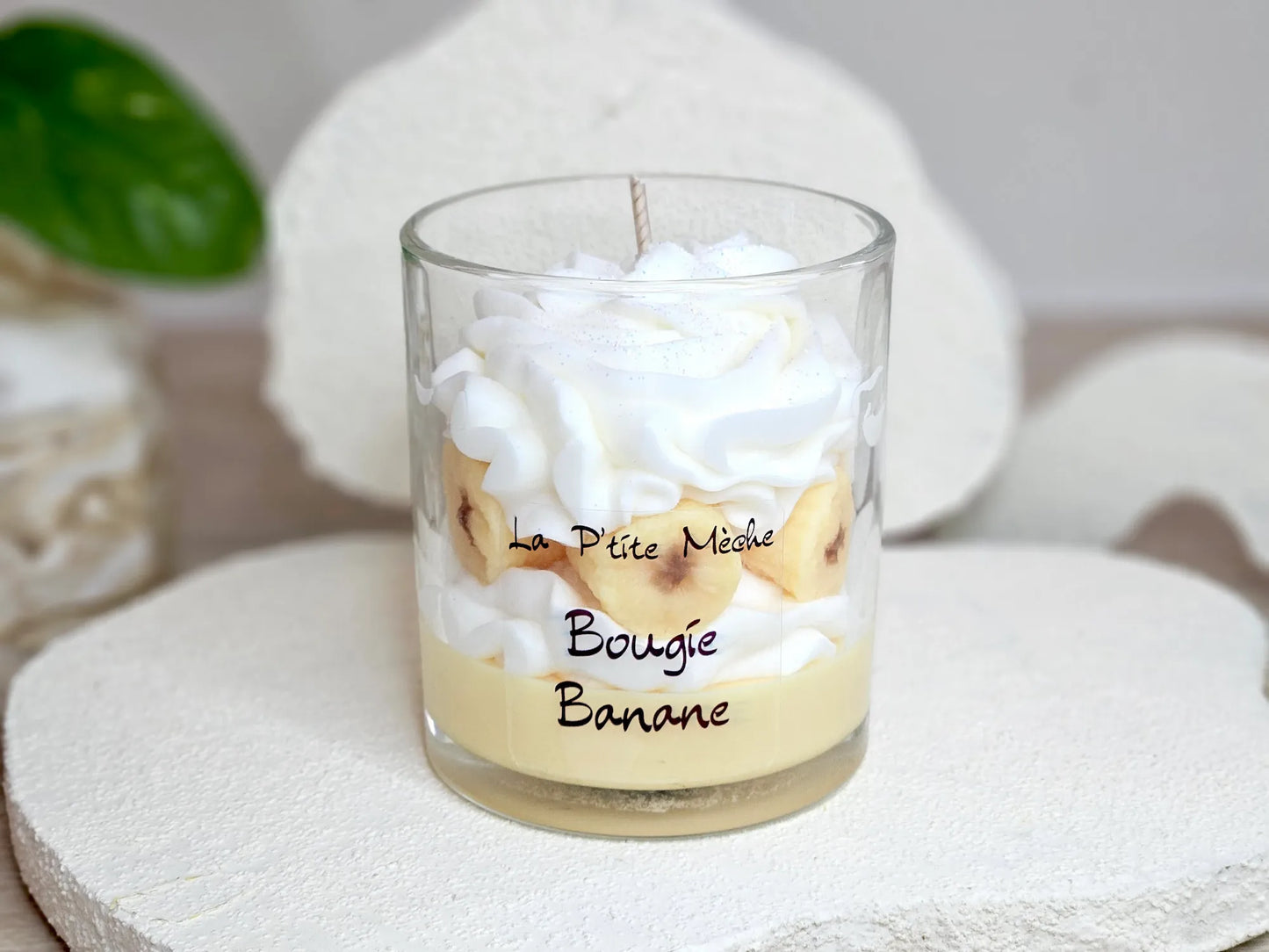 Grande bougie gourmande à la banane de 190g, chantilly de cire jaune et décorations de fruits artisanales.
