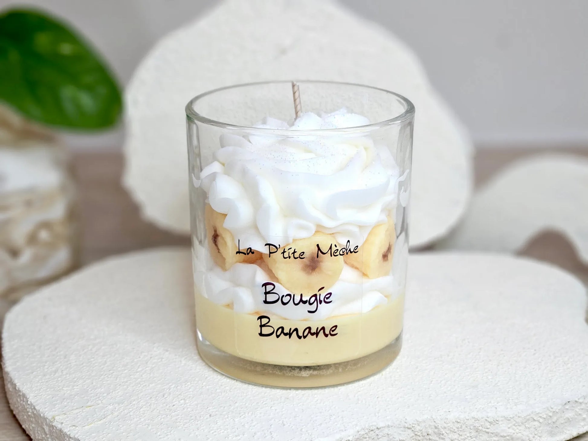 Grande bougie gourmande à la banane de 190g, chantilly de cire jaune et décorations de fruits artisanales.