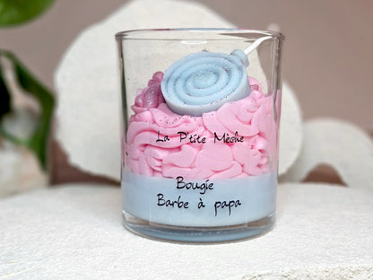 Grande bougie gourmande Barbe à Papa 190g, chantilly rose et décor de sucette bleue, parfum sucré rappelant la fête foraine.