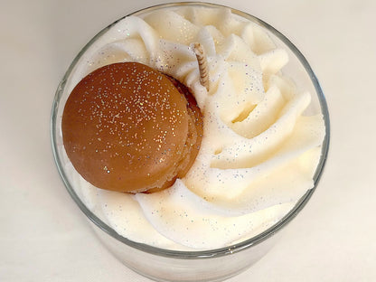 Bougie Gourmande - Bougie Chantilly - Bougie Artisanale Naturelle La Gourmande parfum Macaron Vanille vue de haut. Une senteur douce et sucrée qui évoque la chaleur et la gourmandise d'une pâtisserie raffinée. | Laptitemeche.com - La P'tite Mèche