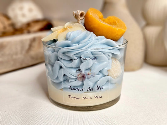 Bougie Gourmande - Bougie Chantilly - Bougie Artisanale Naturelle La Gourmande parfum Monoï Pêche vue de face. Un parfum tropical et fruité qui diffuse une ambiance estivale et rafraîchissante, parfaite pour les journées ensoleillées. | Laptitemeche.com - La P'tite Mèche