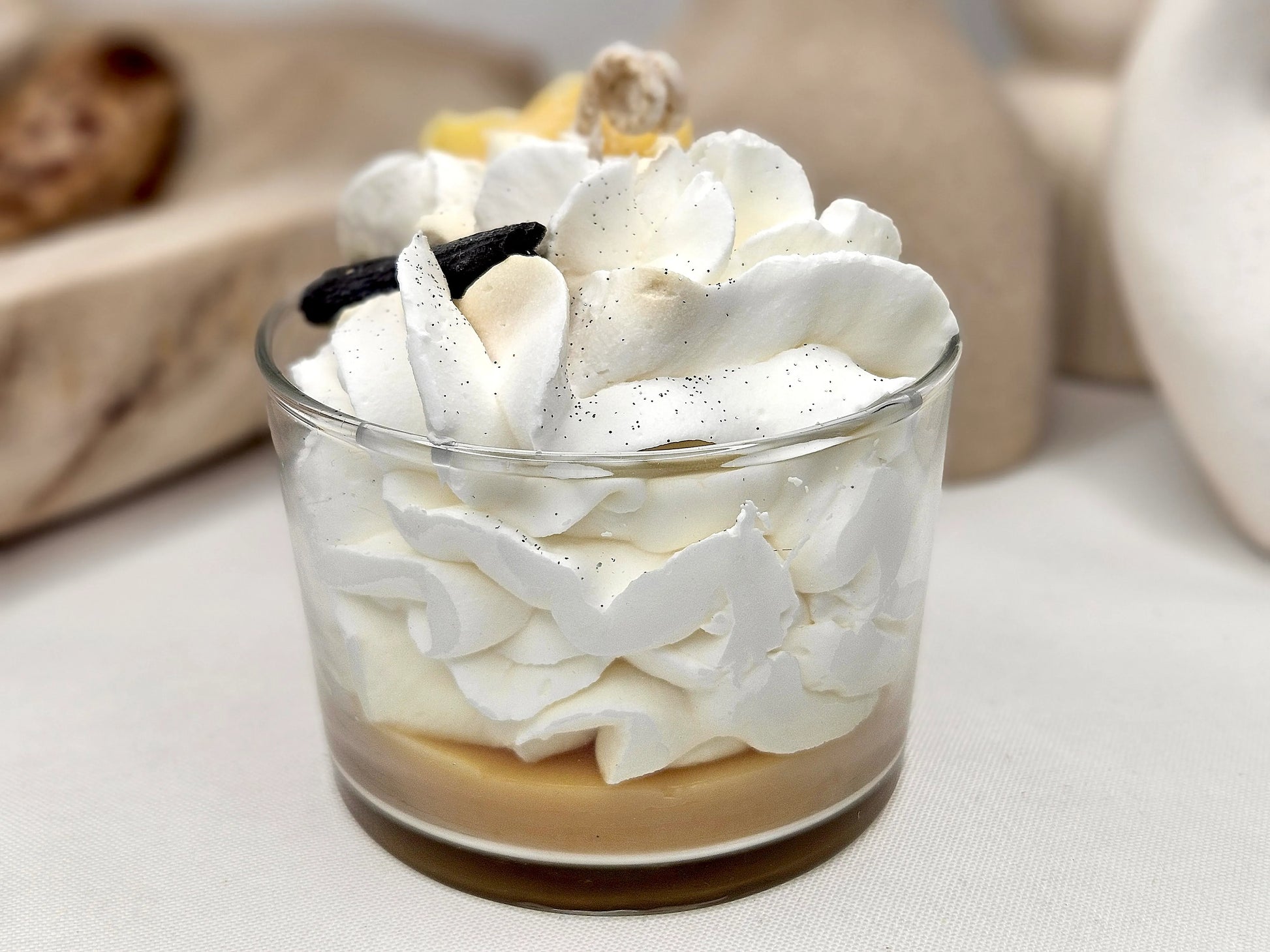 Bougie Gourmande - Bougie Chantilly - Bougie Artisanale Naturelle La Gourmande parfum Vanille vue 3/4 arrière. Une fragrance sucrée et crémeuse de vanille, parfaite pour créer une ambiance chaleureuse et douce dans votre espace. | Laptitemeche.com - La P'tite Mèche