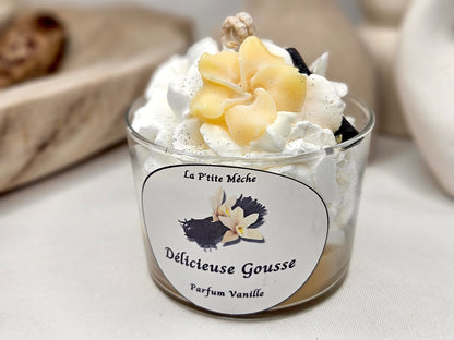Bougie Gourmande - Bougie Chantilly - Bougie Artisanale Naturelle La Gourmande parfum Vanille vue 3/4 face. Un parfum doux et réconfortant de vanille, créant une ambiance cosy et sucrée dans votre intérieur. | Laptitemeche.com - La P'tite Mèche