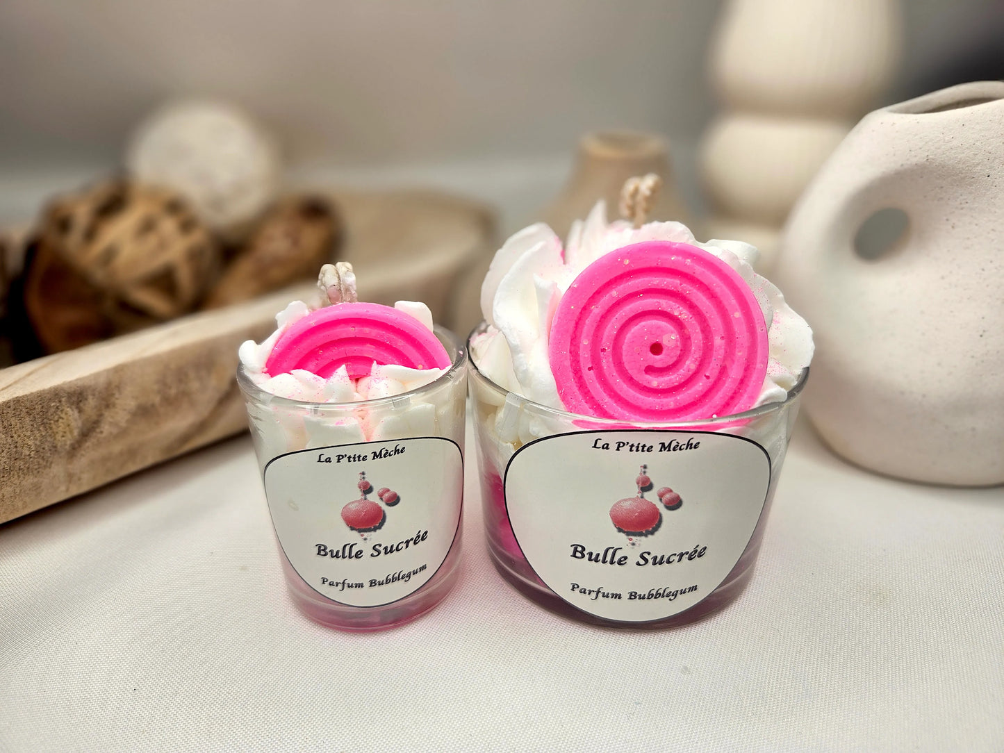 Bougie Gourmande - Bougie Chantilly - Bougie Artisanale Naturelle La P'tite Gourmande et La Gourmande parfum BubbleGum, vue 3/4 face. Une fragrance sucrée et ludique qui apporte une ambiance joyeuse et énergique à votre intérieur. | Laptitemeche.com - La P'tite Mèche