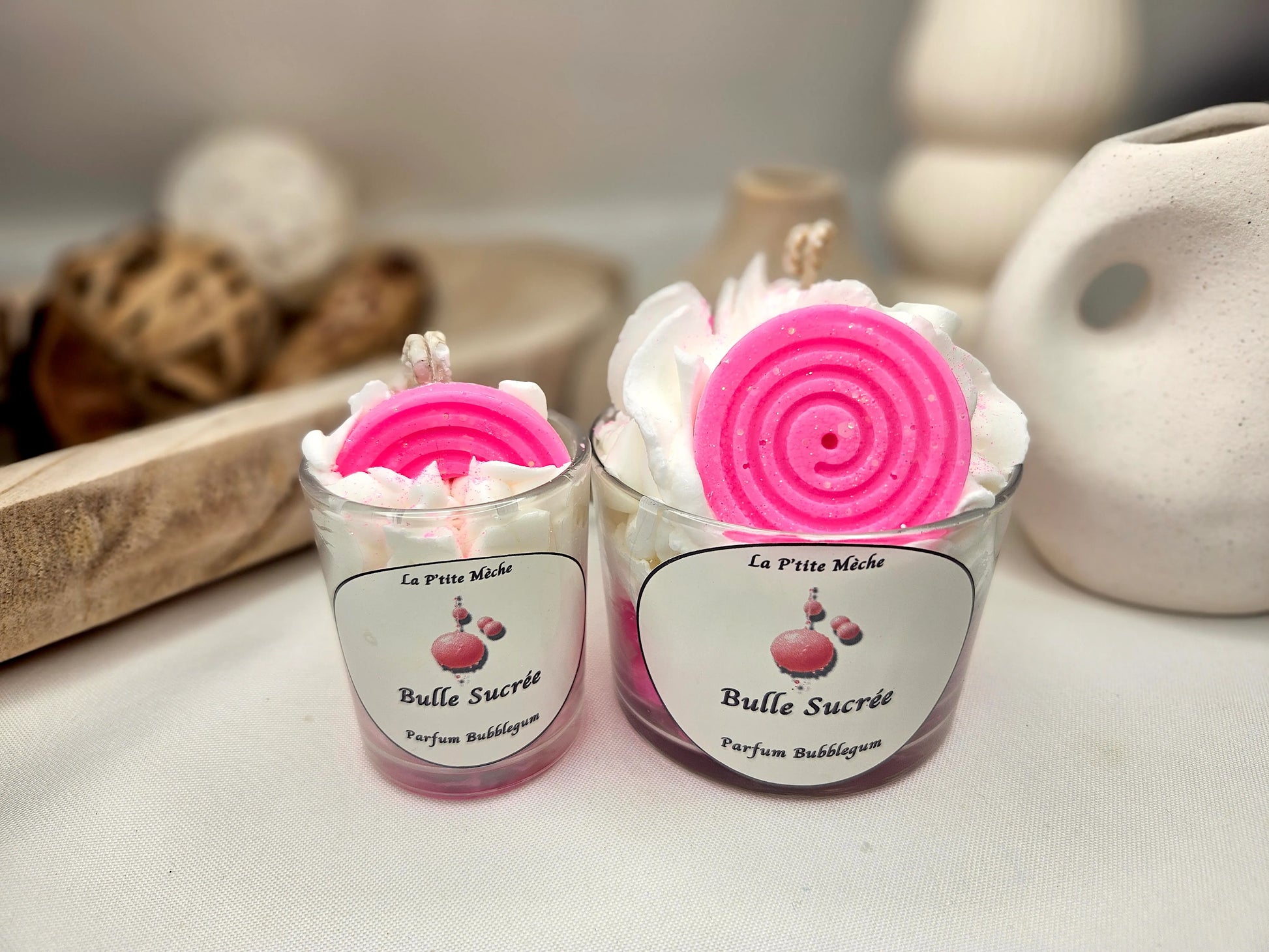 Bougie Gourmande - Bougie Chantilly - Bougie Artisanale Naturelle La P'tite Gourmande et La Gourmande parfum BubbleGum, vue 3/4 face. Une fragrance sucrée et ludique qui apporte une ambiance joyeuse et énergique à votre intérieur. | Laptitemeche.com - La P'tite Mèche