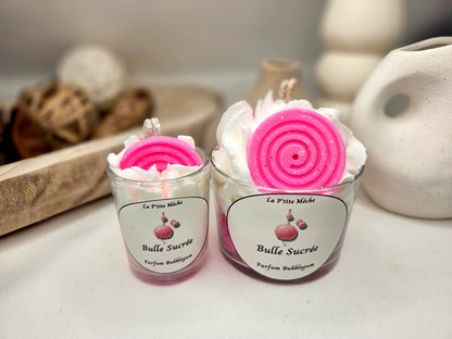 Bougie Gourmande - Bougie Chantilly - Bougie Artisanale Naturelle La P'tite Gourmande et La Gourmande parfum BubbleGum, vue 3/4 face. Une fragrance sucrée et ludique qui apporte une ambiance joyeuse et énergique à votre intérieur. | Laptitemeche.com - La P'tite Mèche