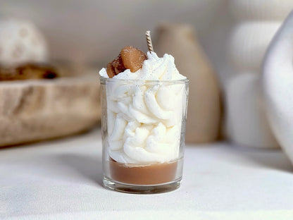 Bougie Gourmande - Bougie Chantilly - Bougie Artisanale Naturelle La P'tite Gourmande parfum Macaron Vanille vue de derrière. Un parfum sucré et apaisant, parfait pour créer une ambiance chaleureuse et gourmande. | Laptitemeche.com - La P'tite Mèche