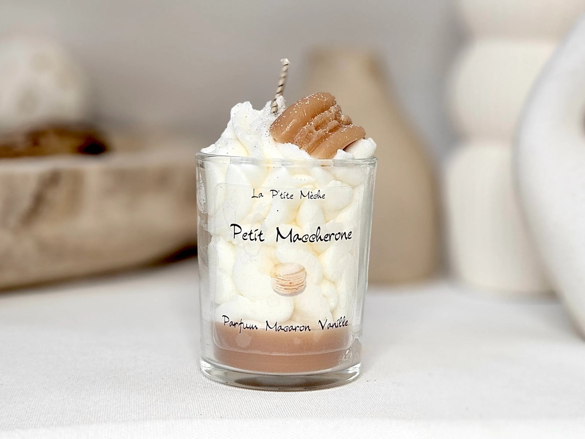 Bougie Gourmande - Bougie Chantilly - Bougie Artisanale Naturelle La P'tite Gourmande parfum Macaron Vanille vue de face. Une senteur douce et sucrée qui évoque la gourmandise d'un macaron à la vanille fraîchement préparé. | Laptitemeche.com - La P'tite Mèche