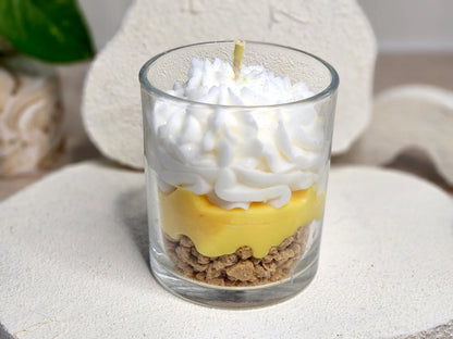 Vue arrière montrant les trois couches de la bougie citron meringué : crumble croustillant, crème acidulée et meringue onctueuse.