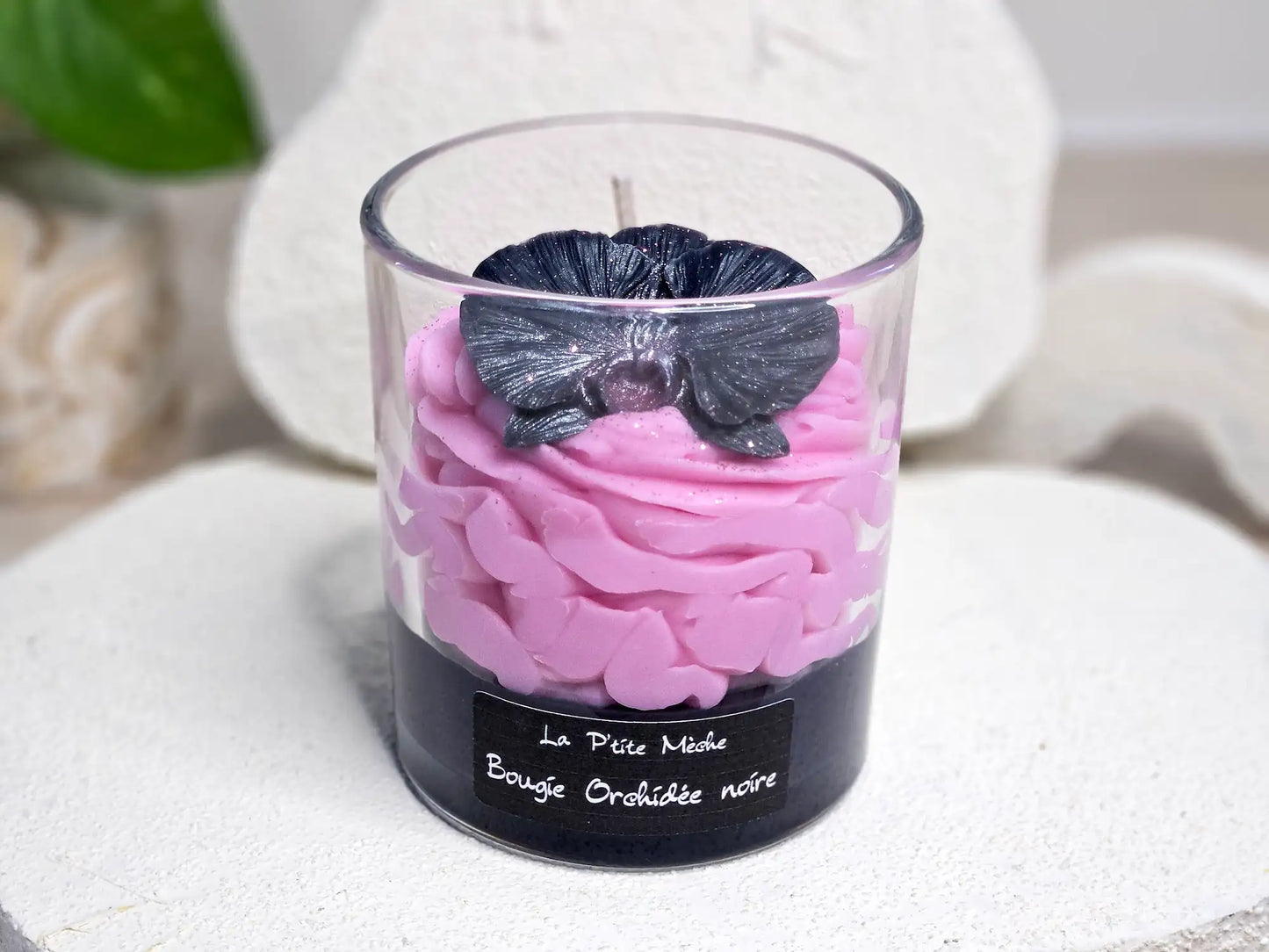 Grande bougie gourmande Orchidée Noire 190g, chantilly de cire rose et fleur d'orchidée noire décorative, parfum de Grasse élégant.